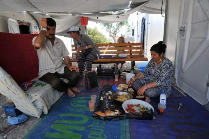 «Καζάνι» που βράζει πάλι η Λέσβος! Εκατοντάδες Κούρδοι αρνούνται να στεγαστούν με Άραβες